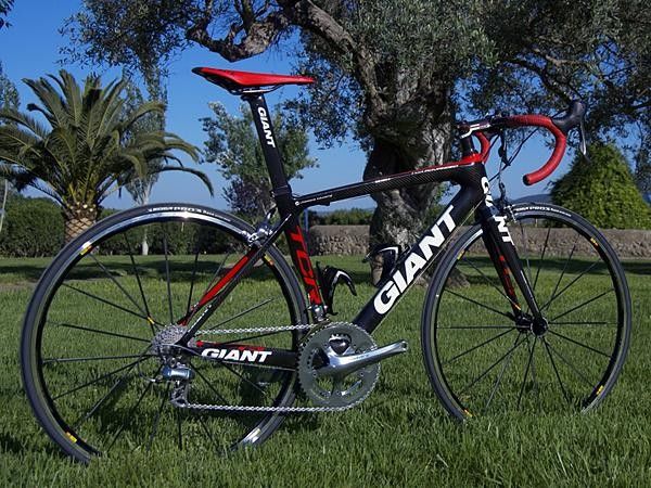 The standard TCR Advanced is all-new as well and while it uses slightly lesser materials, the overall feel is very similar to the full-blown TCR Advanced SL.