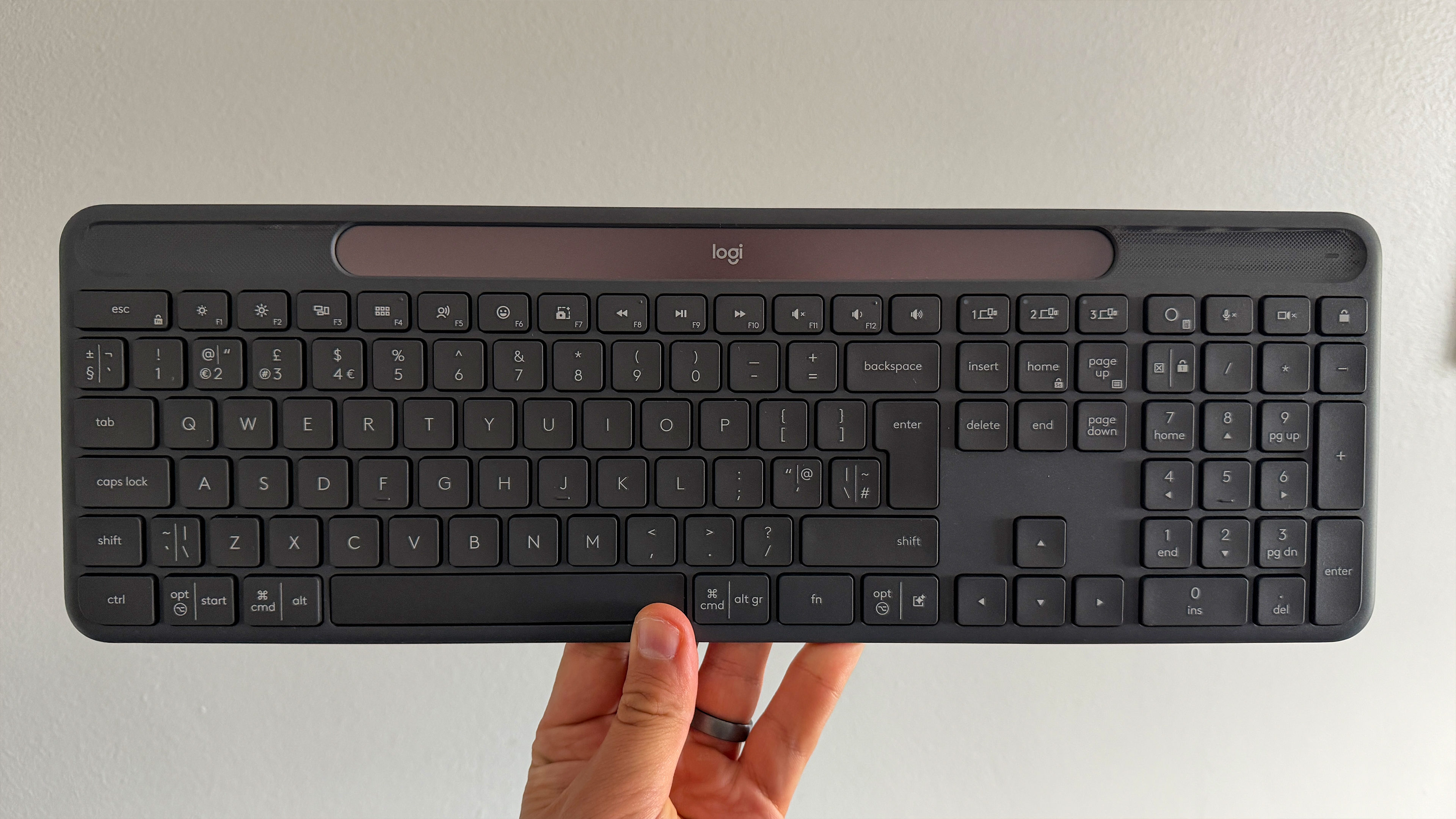 Logitech Signature Slim Solar+ K980