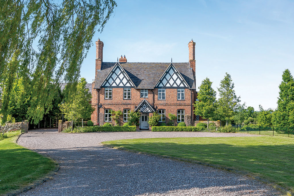 House for sale with magnificent fireplace: Hoofield Hall, Clotton Hoofield, Chester. 