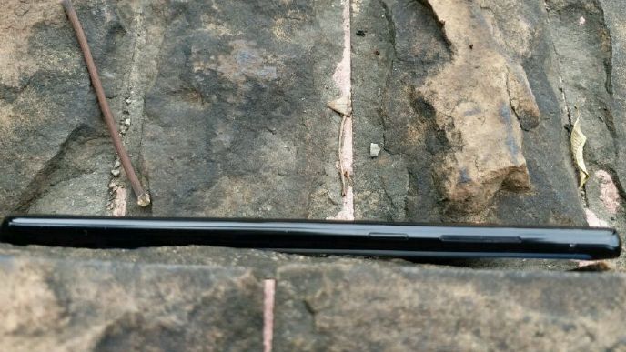 Side-on you can see the Galaxy Note 8's volume keys and Bixby button. Credit: Weibo
