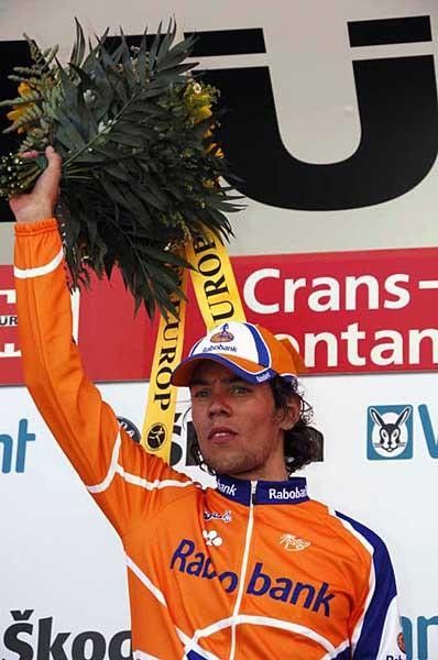 Thomas Dekker (Rabobank) waves the flowers
