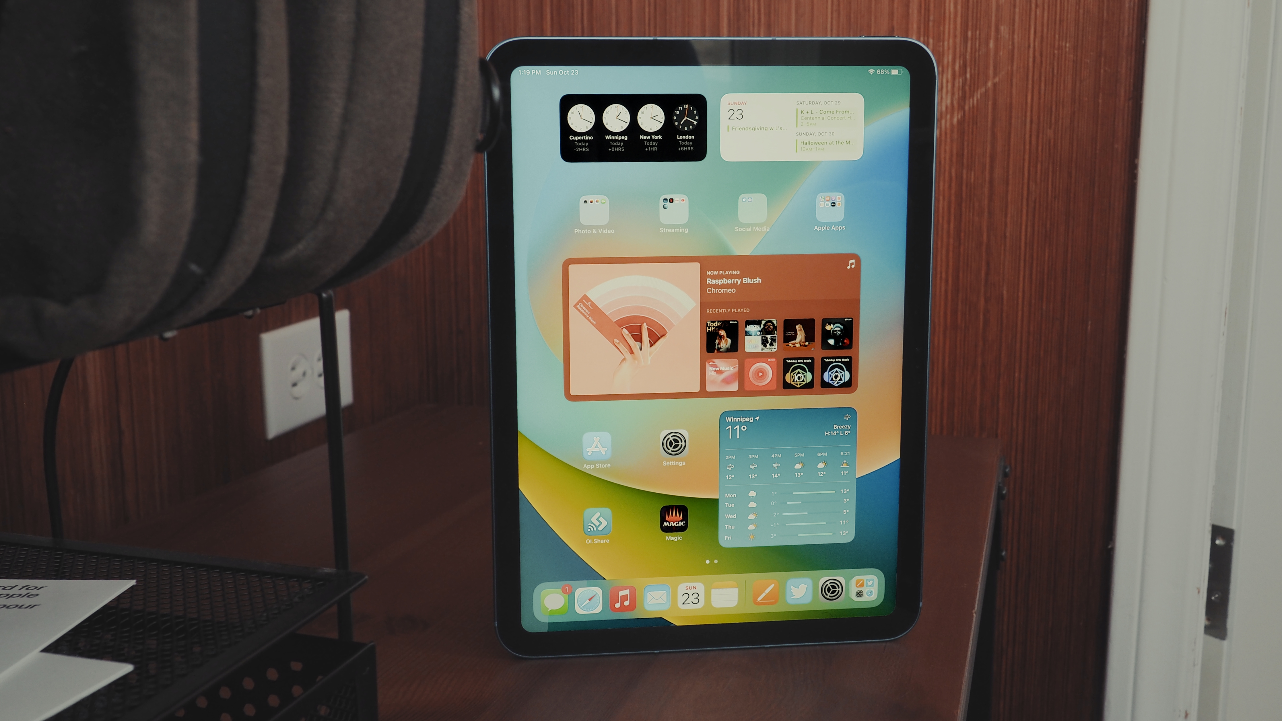 iPad 2022 стоит в портретной ориентации на главном экране