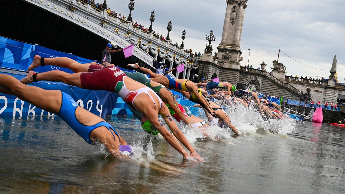 Swimmers dive in for the start of the women&#039;s triathlon for the Paris 2024 Olympic games