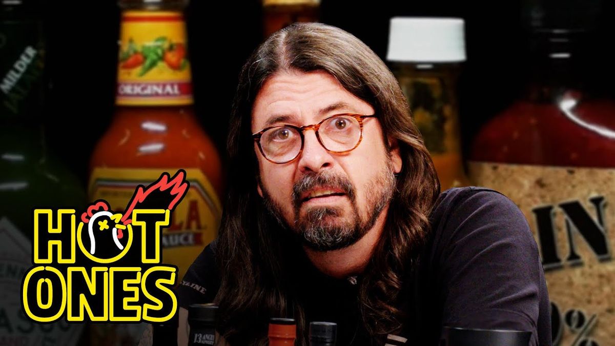 Песня hot wings. Дэйв Грол глухой. Dave Grohl 1998. Дэйв Грол с косичками из клипа. Dave Grohl раньше.