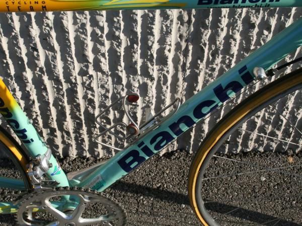Bianchi's Mega Pro down tube profile started out round at the head tube then switched to a slight teardrop shape in the middle before ovalizing at the bottom bracket shell.