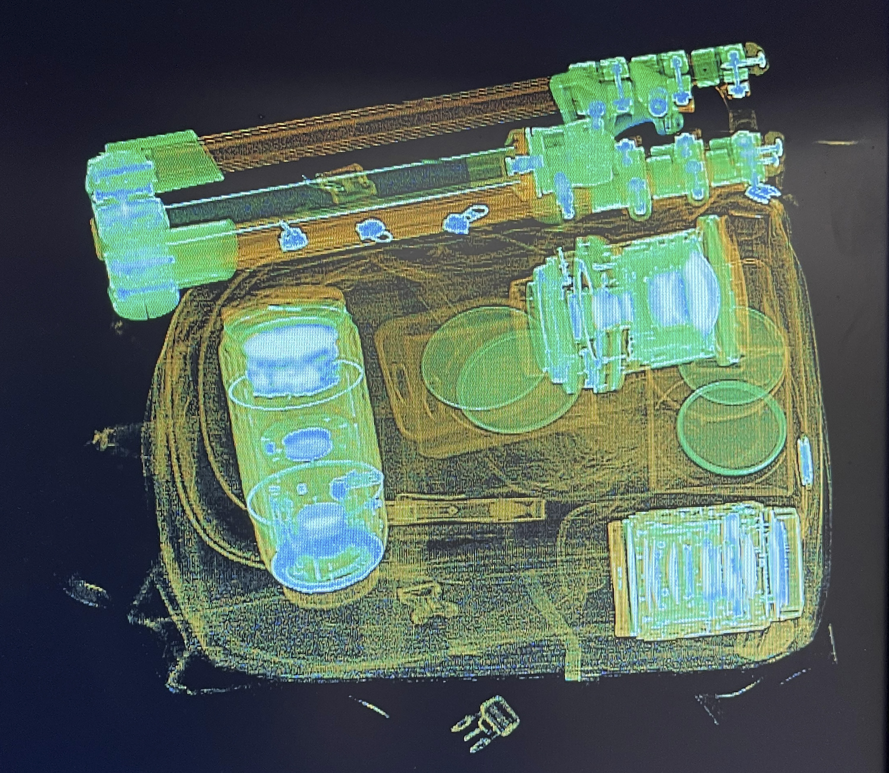 Una radiografía de una bolsa de seguridad del aeropuerto.