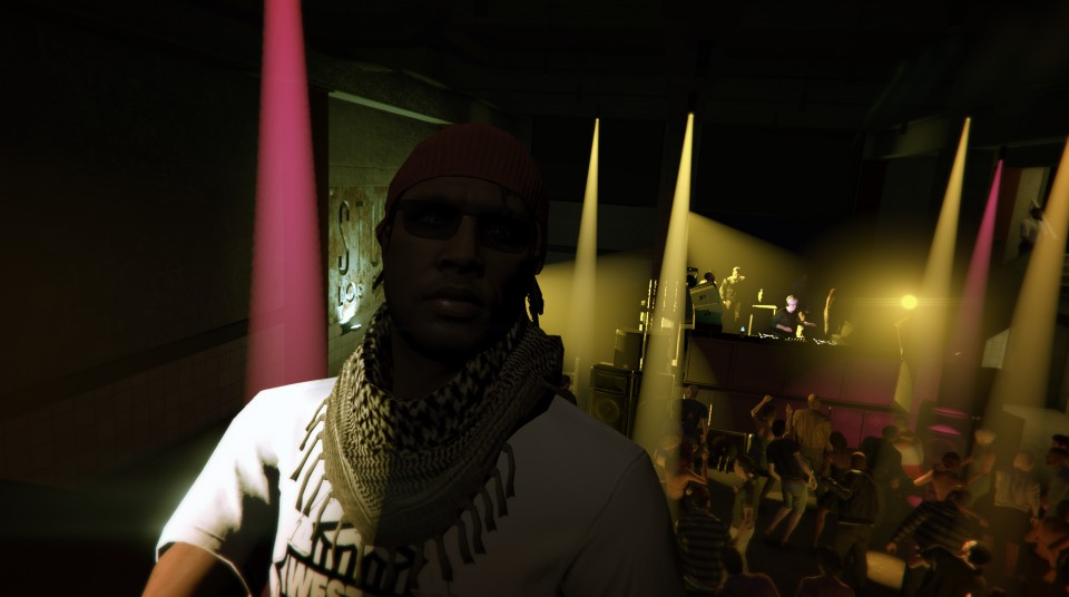 A GTA Online player takes a selfie at a nightclub.