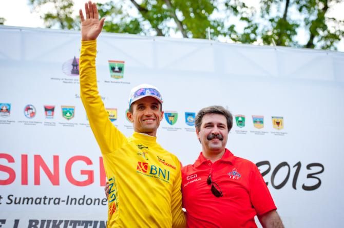 The GC leader, Hossein Askari (Tabriz Petrochemical Cycling Team) with his team maneger
