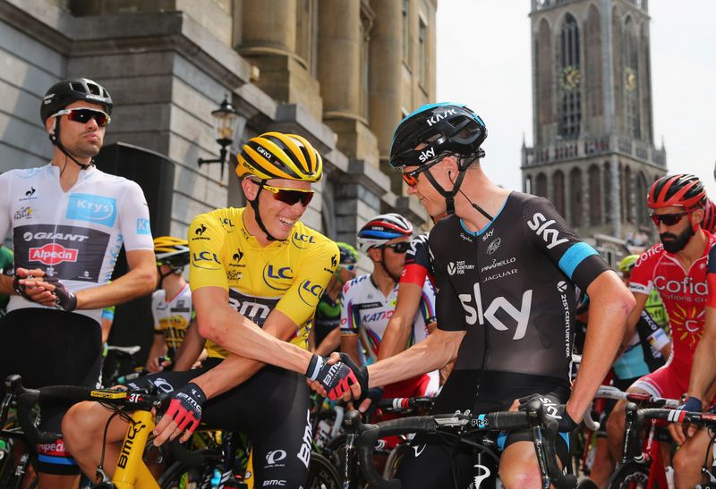 Chris Froome shakes hands with yellow jersey holder Rohan Dennis (BMC)