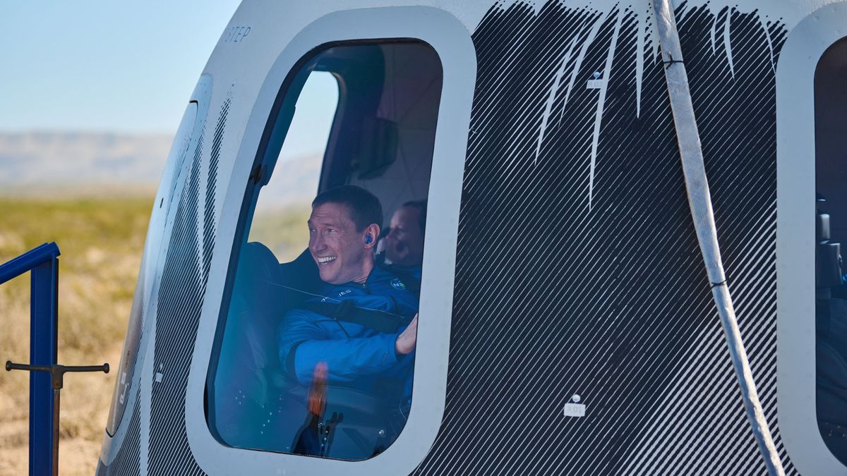 Glen de Vries looks out the window of the New Shepard capsule after returning from space, on Oct. 13, 2021.
