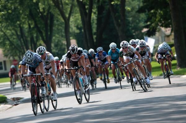 Attacks start to go at the front of the women's field.