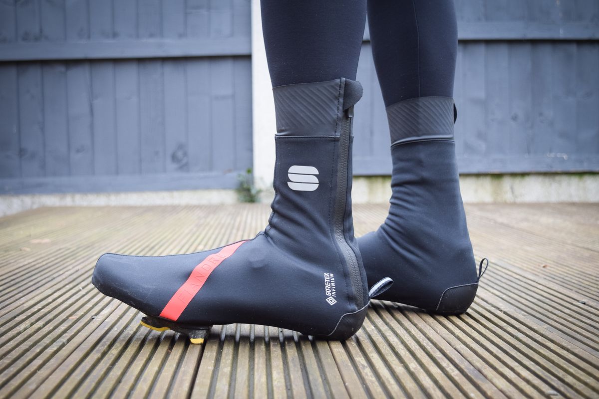 A rider wearing the Sportful Fiandre No Rain overshoes