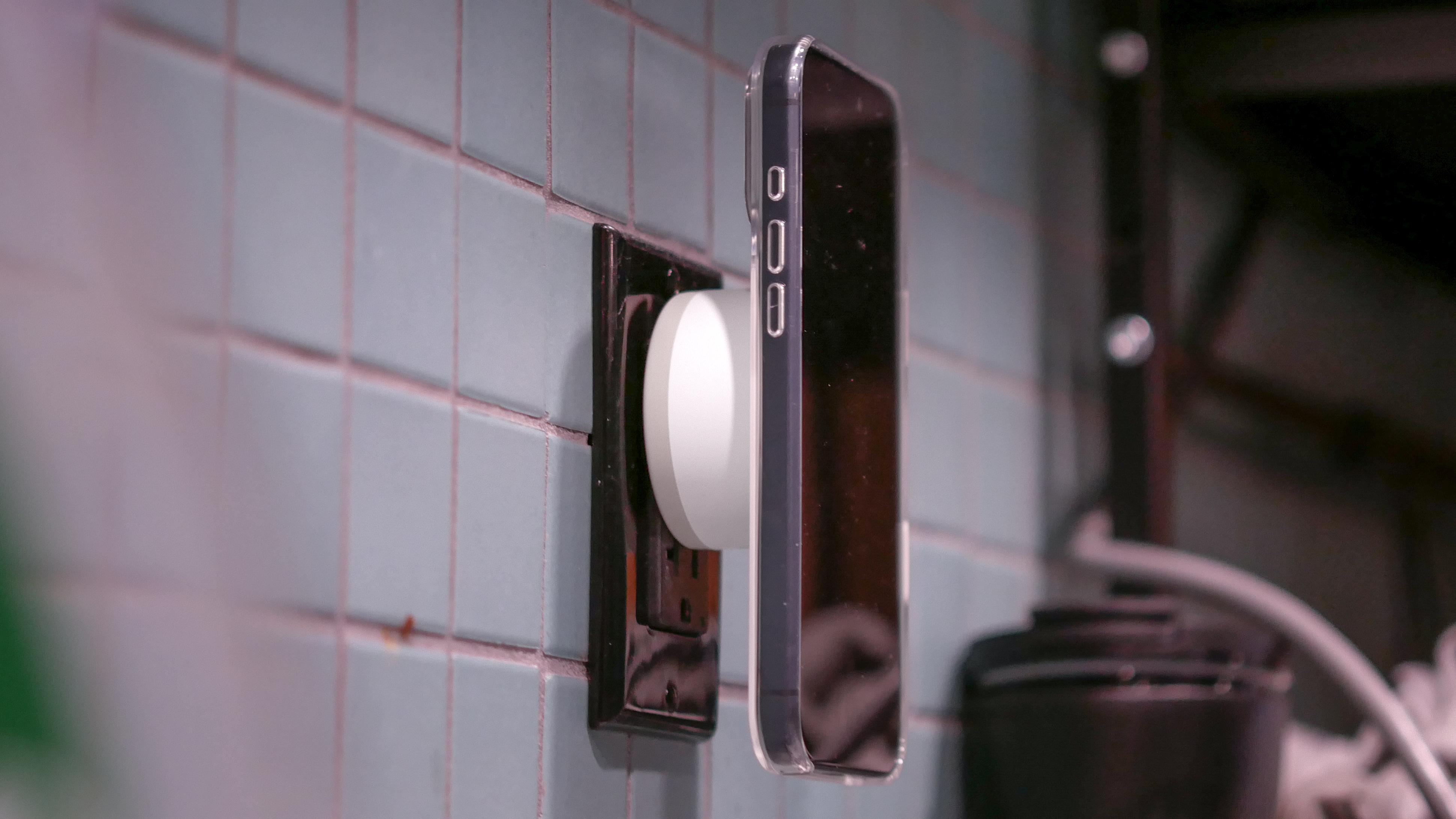 Twelve South PowerBug charging iPhone.