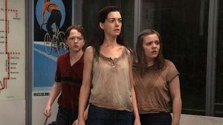CHRISTIAN CONVERY as Brian Platt, ANNE HATHAWAY as Denise Platt and MAISY STELLA as Audrey Platt in &ldquo;The End of Oak Street,&rdquo; a Warner Bros. Pictures release.
