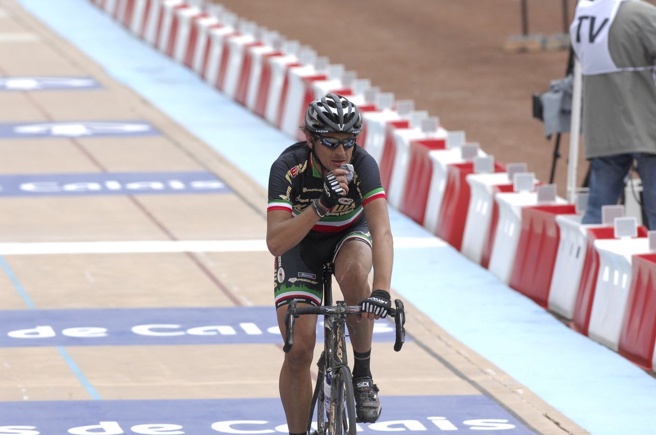 Filippo Pozzato paid tribute to the late Franco Ballerini at the 2010 Paris-Roubaix.