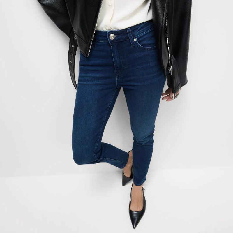 Ivy skinny jeans on model 