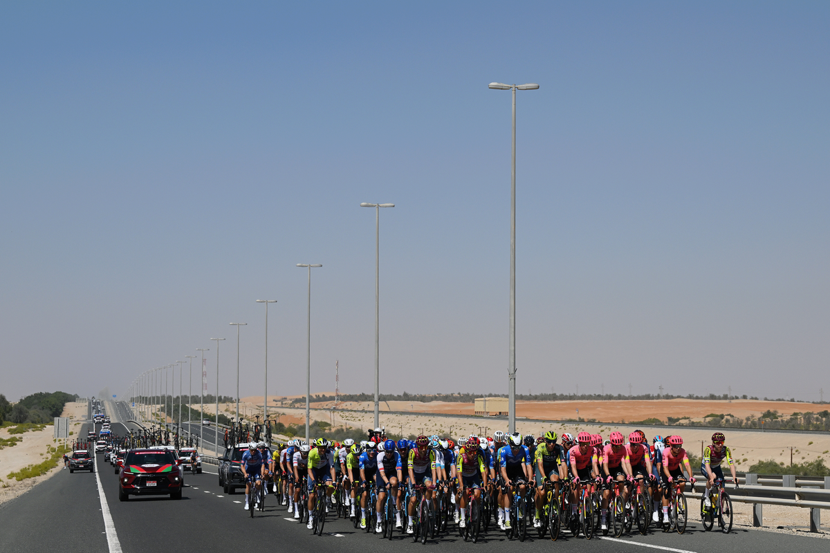 The peloton navigate the open desert highway
