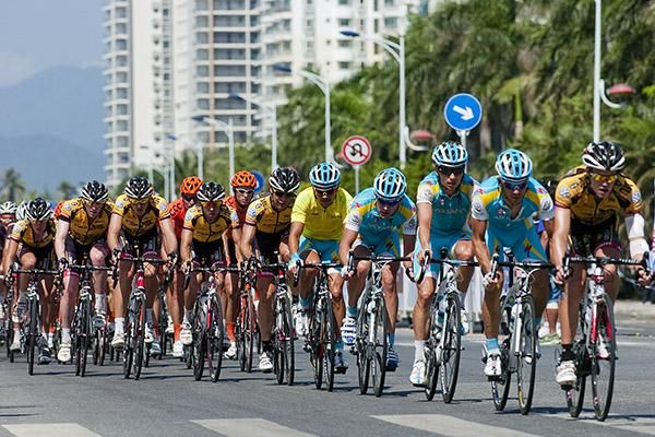 The South African team of MTN Qhubeka came to the party with Astana and helped out at the front of the field heading into the final lap.