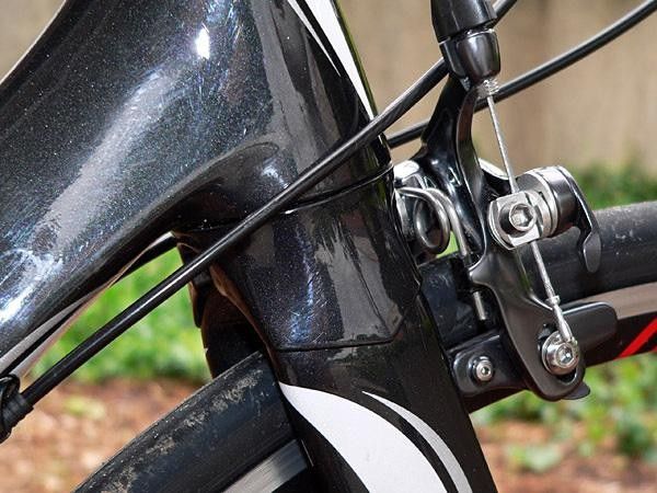 A cosmetic cap smooths the transition from fork to head tube while allowing the carbon fibers in the fork to avoid sharp bends that would weaken the structure.