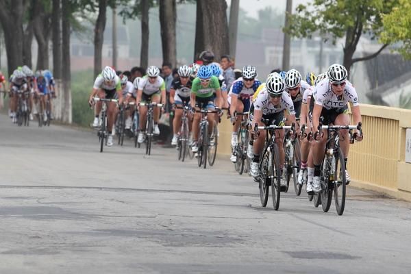 HTC Highroad women on the front of the bunch, driving the pace, just before the second sprint point.