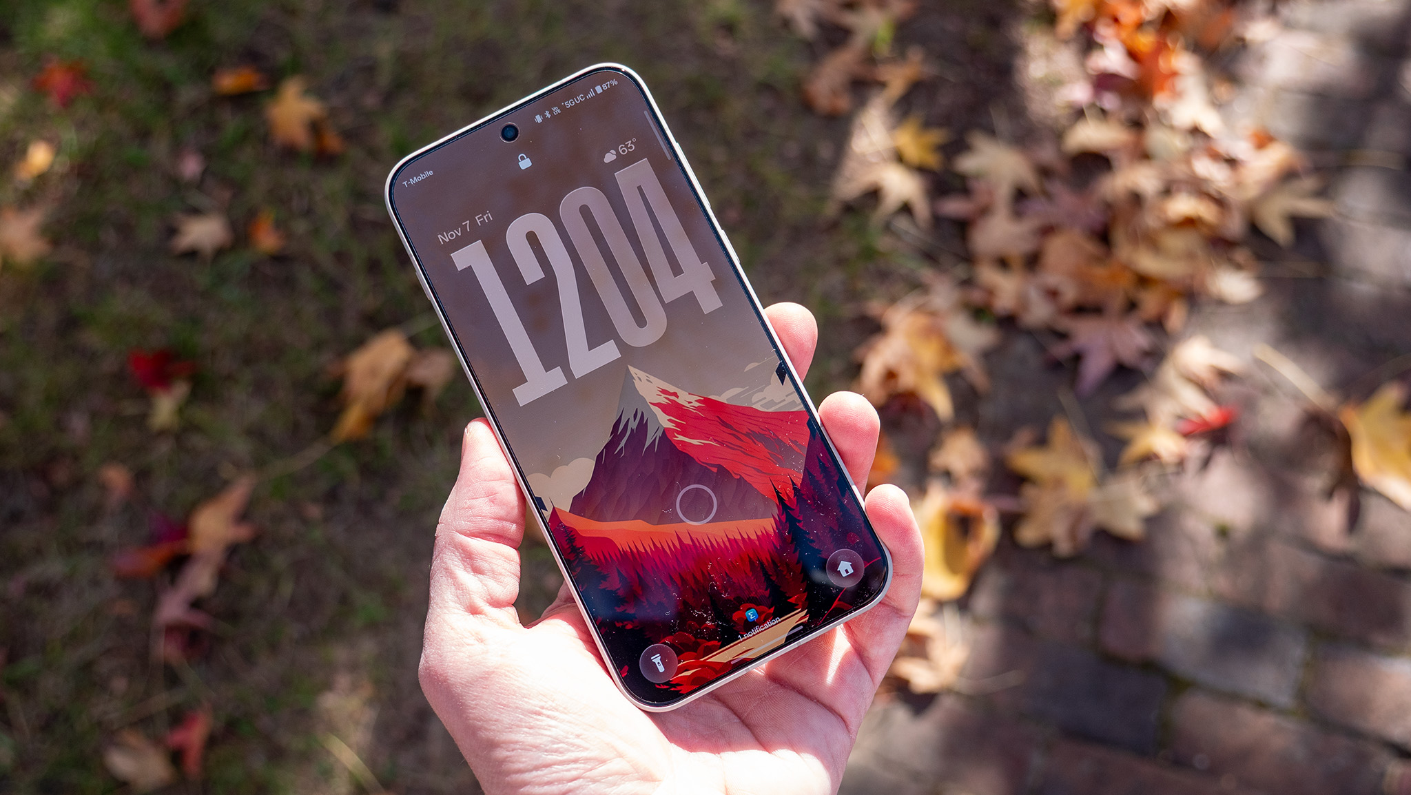 A themed lockscreen using the OnePlus 15&#039;s built-in Flux Themes engine