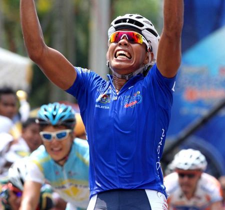 A delighted Anuar Manan (Geumsan Ginseng Asia) from Malaysia get his first ever stage of the Tour de Langkawi.