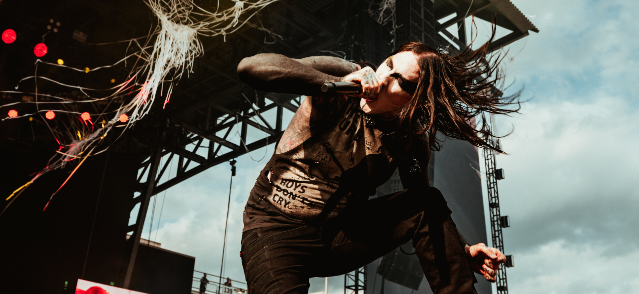 Chris Motionless screaming into a mic on stage