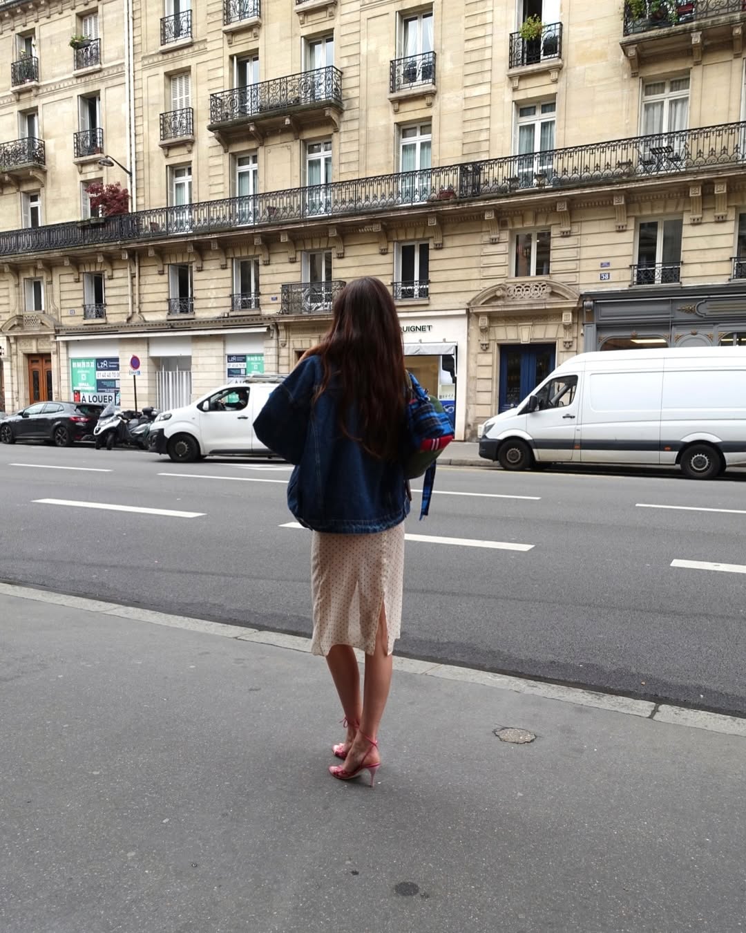 Woman wearing knee-length skirt outfit summer 2025.