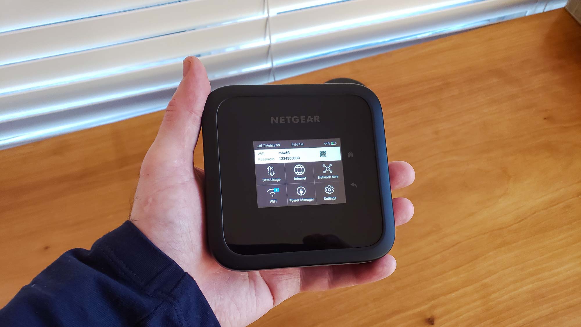 Netgear Nighthawk M6 hand held