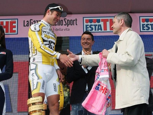 Mark Cavendish receives congratulations from Carlo Verdella, director of the Gazzetta.