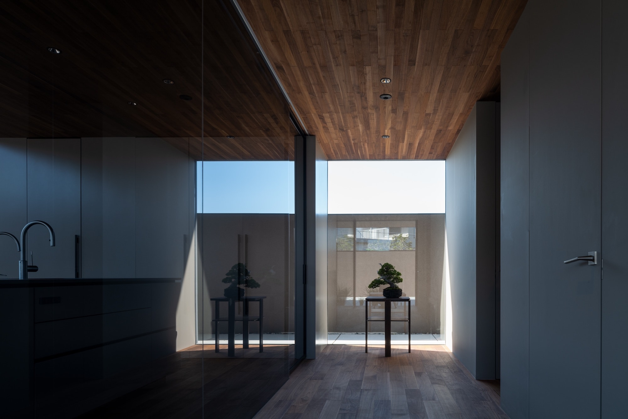 an Osaka house by apollo architects &amp;amp; associates featuring a dramatic roof and double height interiors