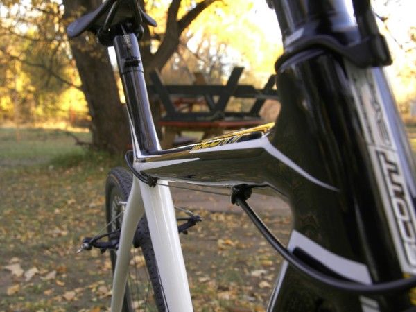 The oversized top tube is mildly ovalized for comfortable shouldering. Too bad the brake cable is in the way