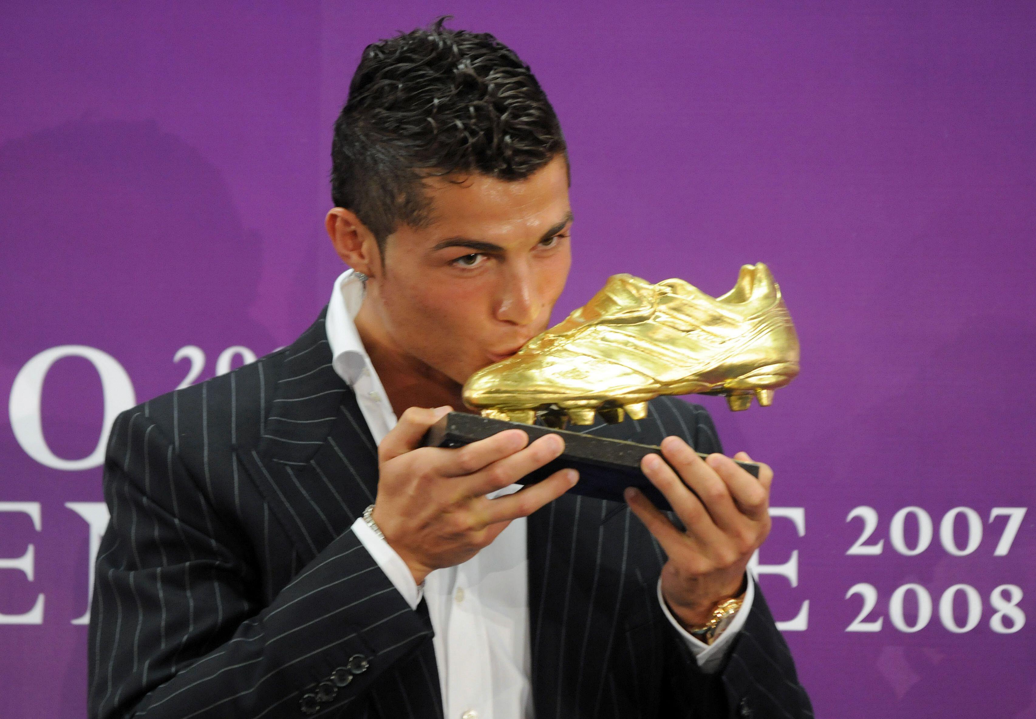 Cristiano Ronaldo kisses the European Golden Shoe award, 2008