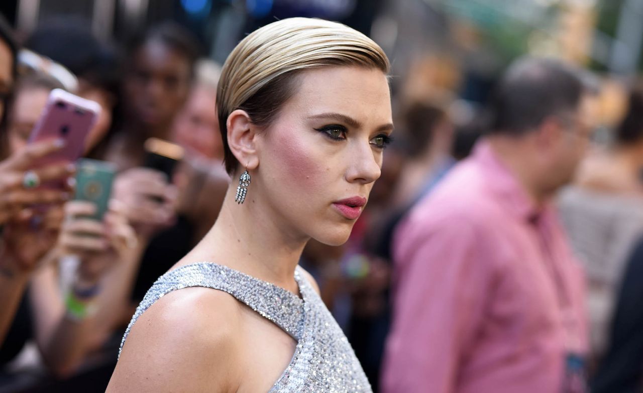 scarlett johansson rub and tug