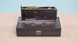Une AMD Radeon RX 7800 XT sur une table