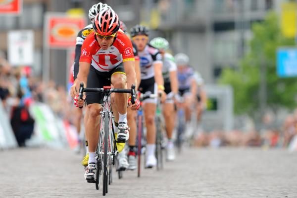 Robbie McEwen leads the chase