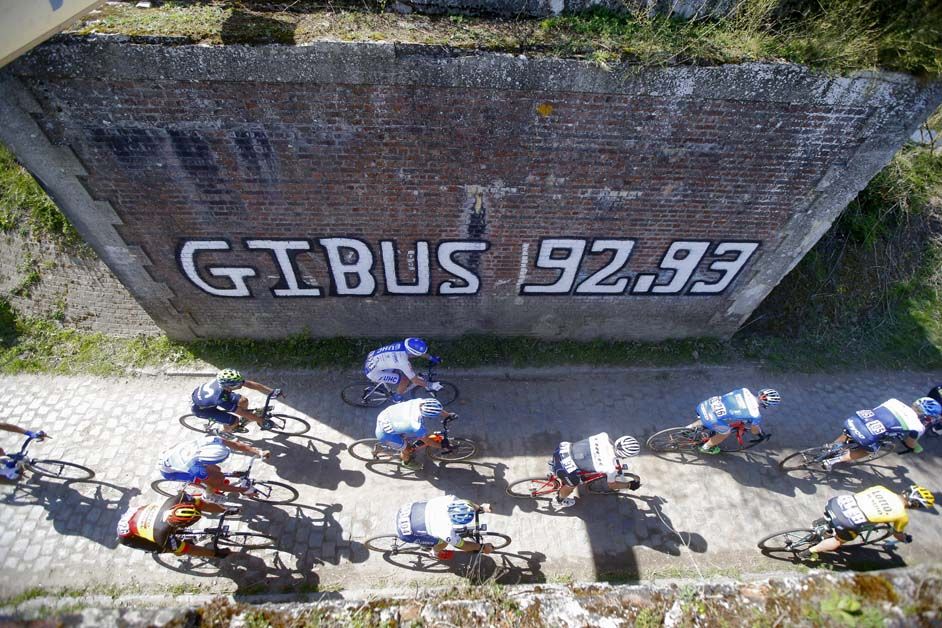 The peloton on the Pont Gibus sector of cobbles