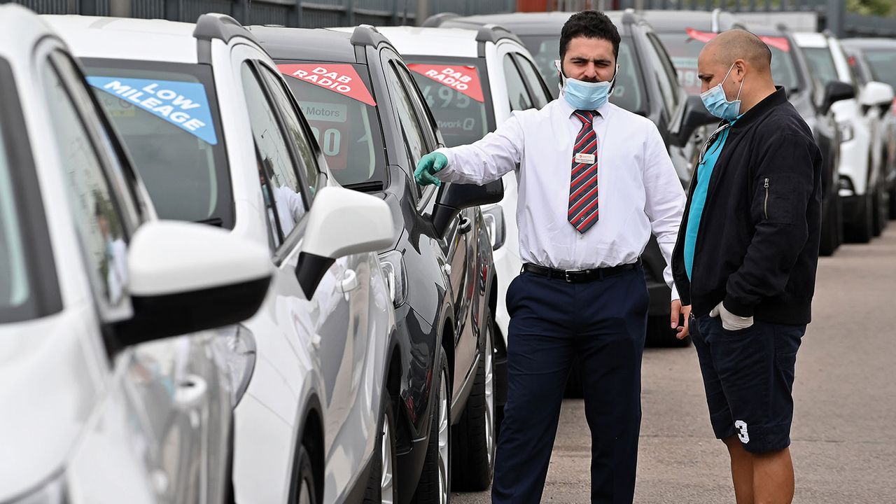 Car salesman © JUSTIN TALLIS/AFP via Getty Images