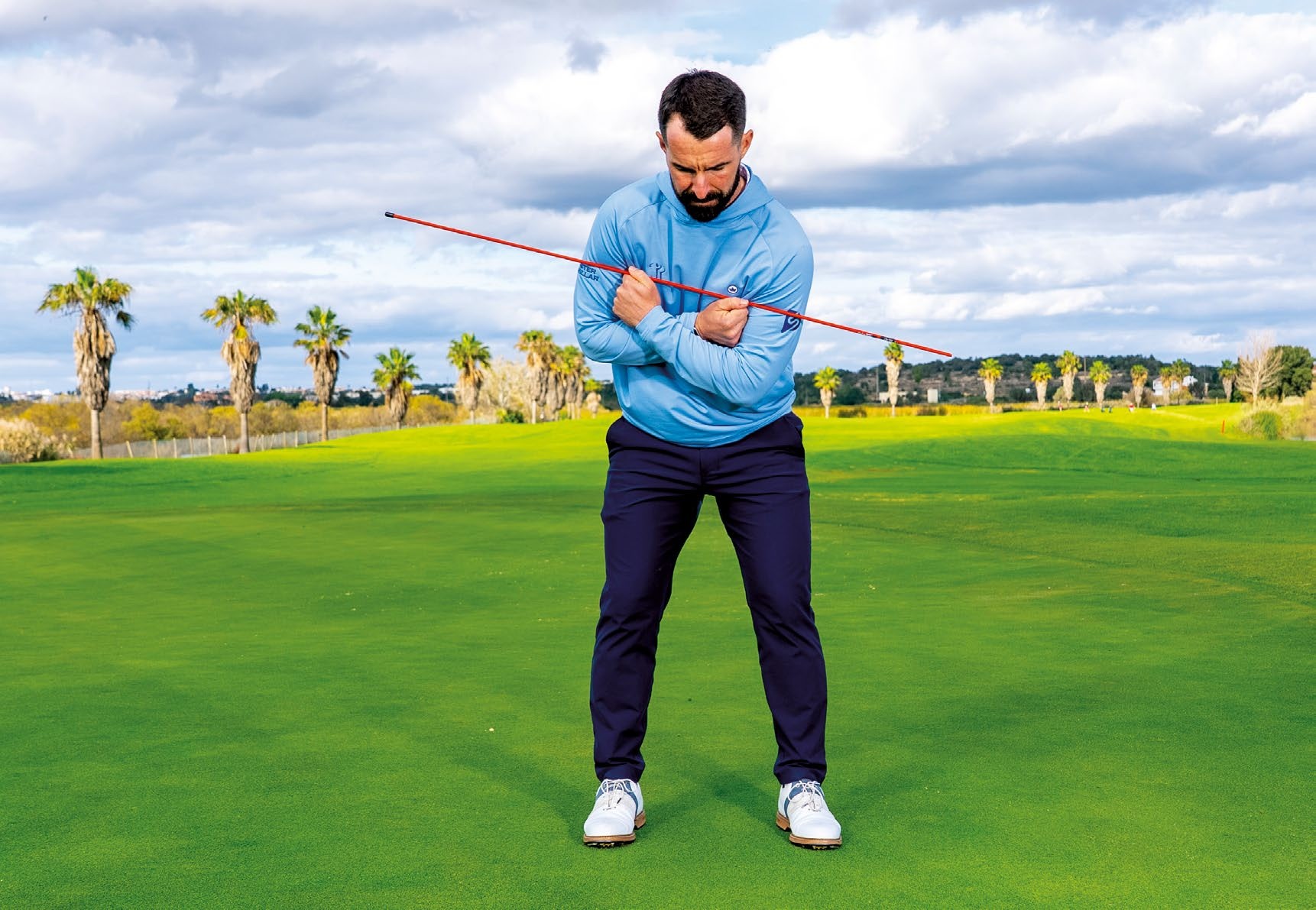 James Jankowksi using an alignment stick to demonstrate shoulder separation from head position in the putting stroke