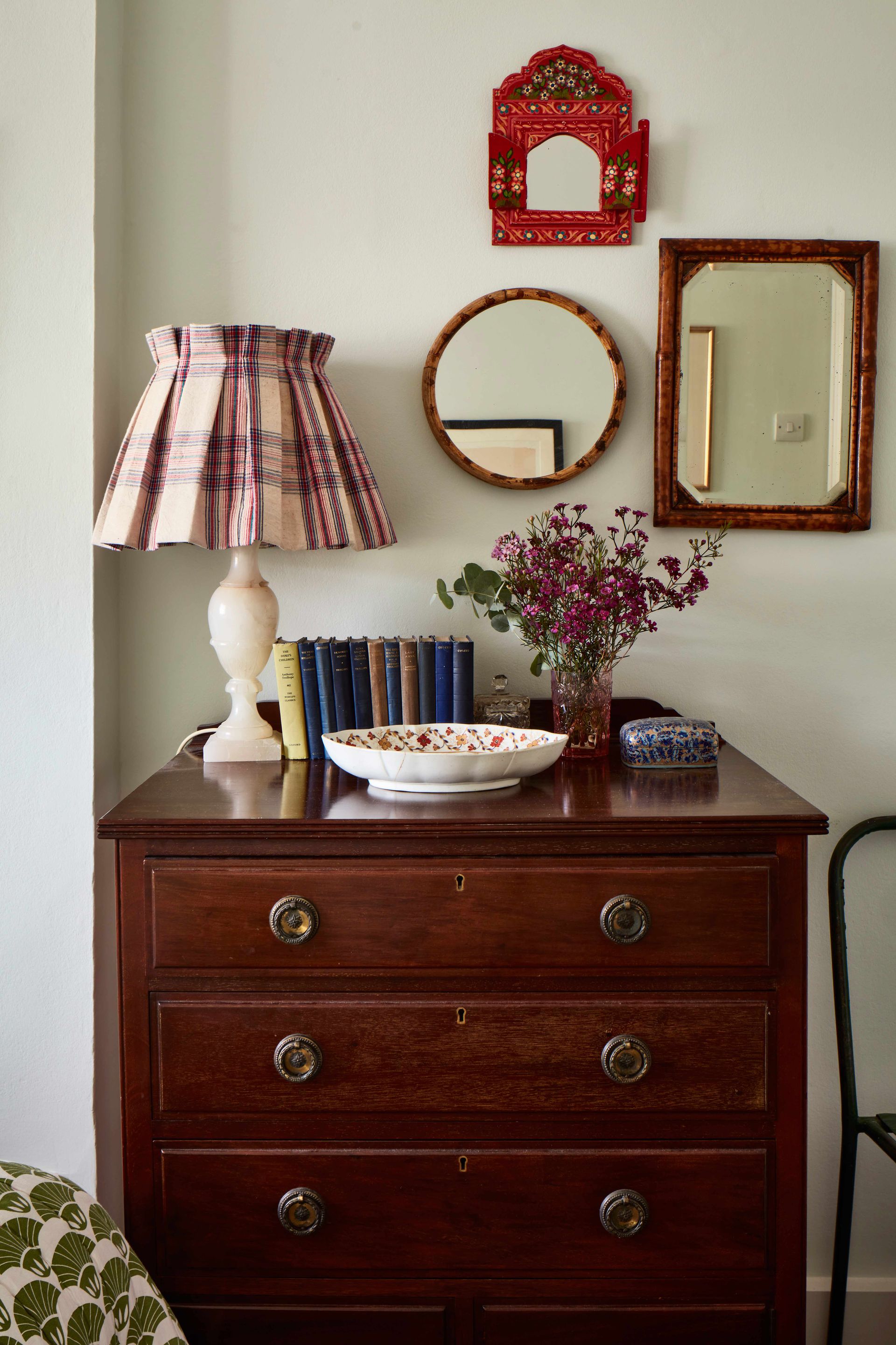 Μικρό διαμέρισμα δύο υπνοδωματίων στο Λονδίνο με πολύχρωμη vintage διακόσμηση