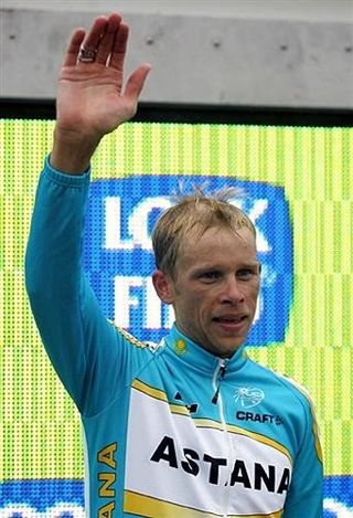 Andrey Kashechkin (Astana Team) salutes the crowd.