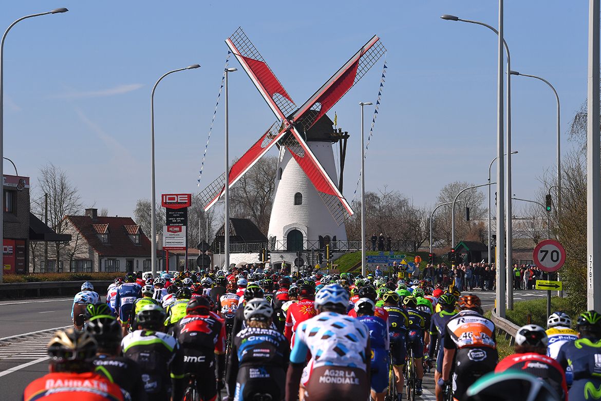 The bunch riding through Flanders at Gent-Wevelgem