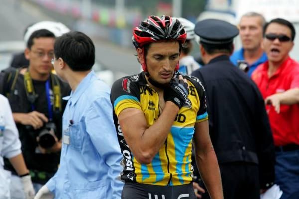 Mykhailo Khalilov (Ukraine) nurses his wounds.