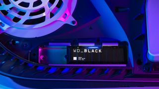 WD Black SN850 for PS5 inne i konsollens M.2 port