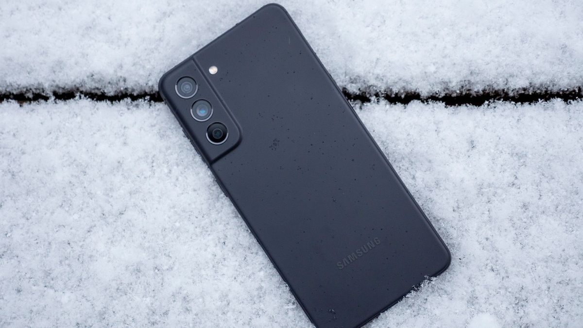 Samsung Galaxy S21 FE matte plastic back in the snow
