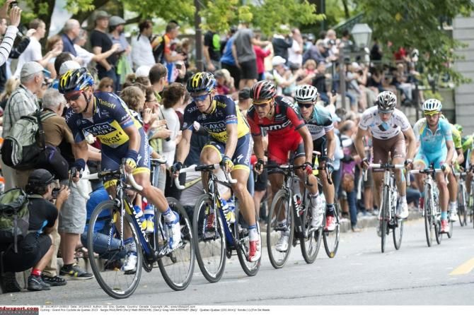 Saxo-Tinkoff riders swell to the front of the peloton