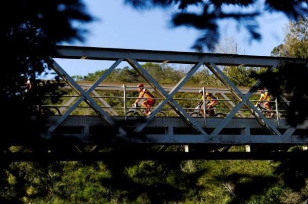 The leaders make their way over a steel bridge near the Saasveld Campus