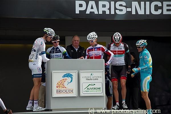 Riders sign in for stage 4