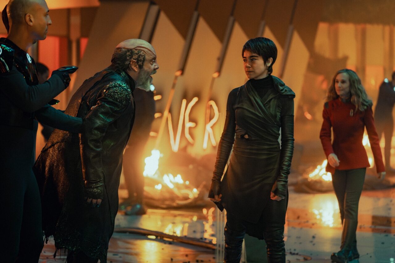 um vilão alienígena confronta uma mulher humana