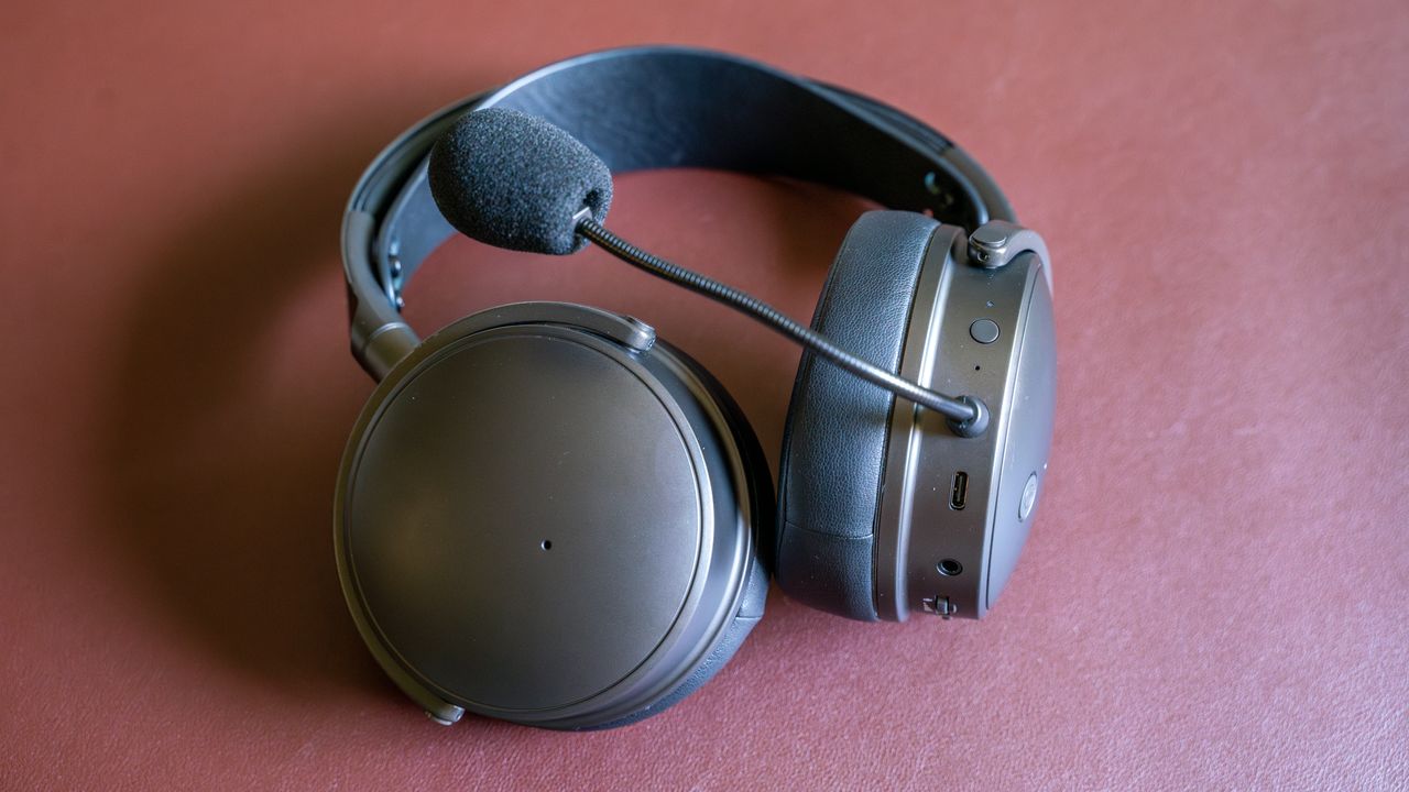 Audeze Maxwell on a burgundy mat